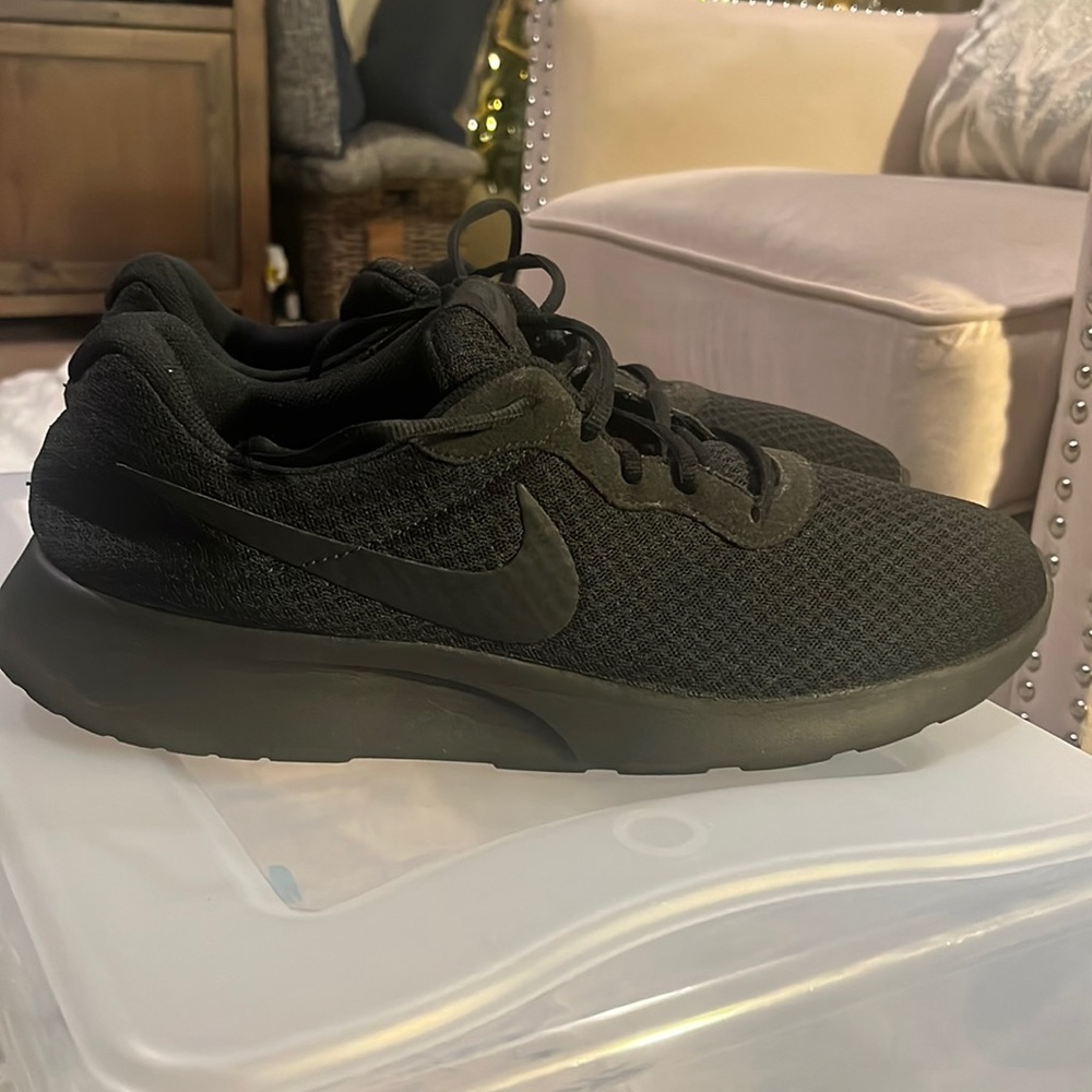 Men’s Nike Tanjun 812654-001. All black anthracite running shoes. Size 14